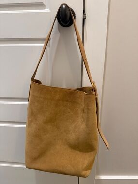 Madewell Deep Tan
Suede Essential Tote